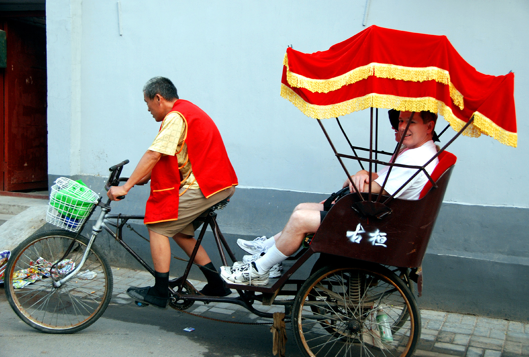 A046 - Beijing-Dave and Sue in Ricksha - 0468.JPG